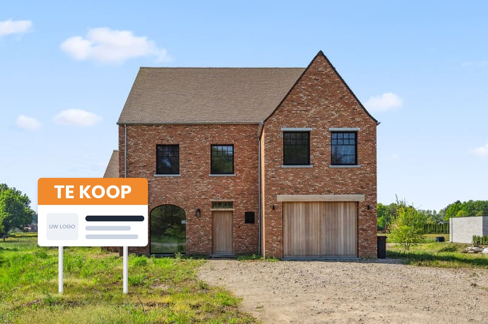 Nieuwbouwwoning met een te koop-bord in de voortuin